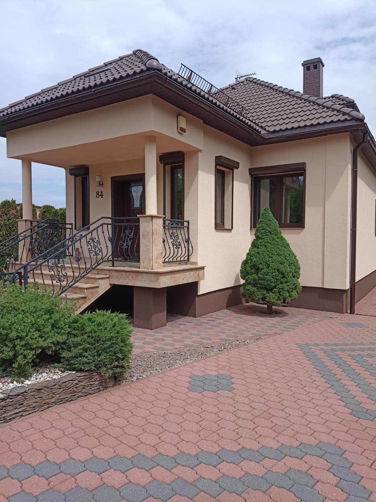 Wykonana elewacja domu na przednim wejściu.